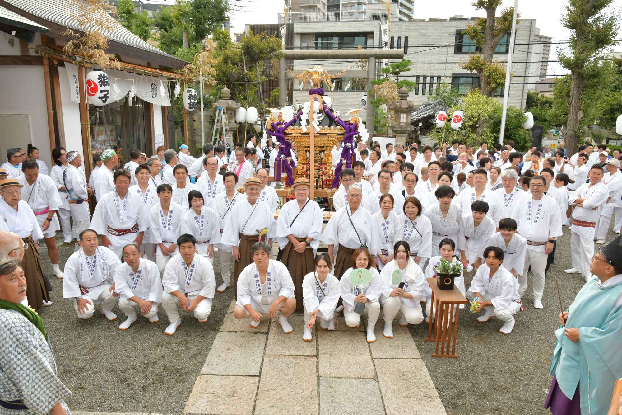 神輿の前で記念撮影